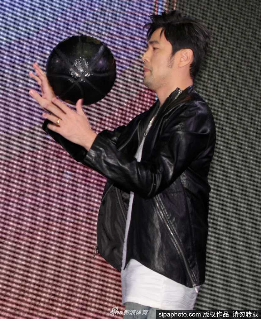 天王也调皮 周杰伦台北秀球技玩自拍 花式篮球点燃全场热情 周杰伦单手轻松抓球,脸上露出自信而俏皮的笑容,仿佛在向镜头宣告:这片球场我说了算。