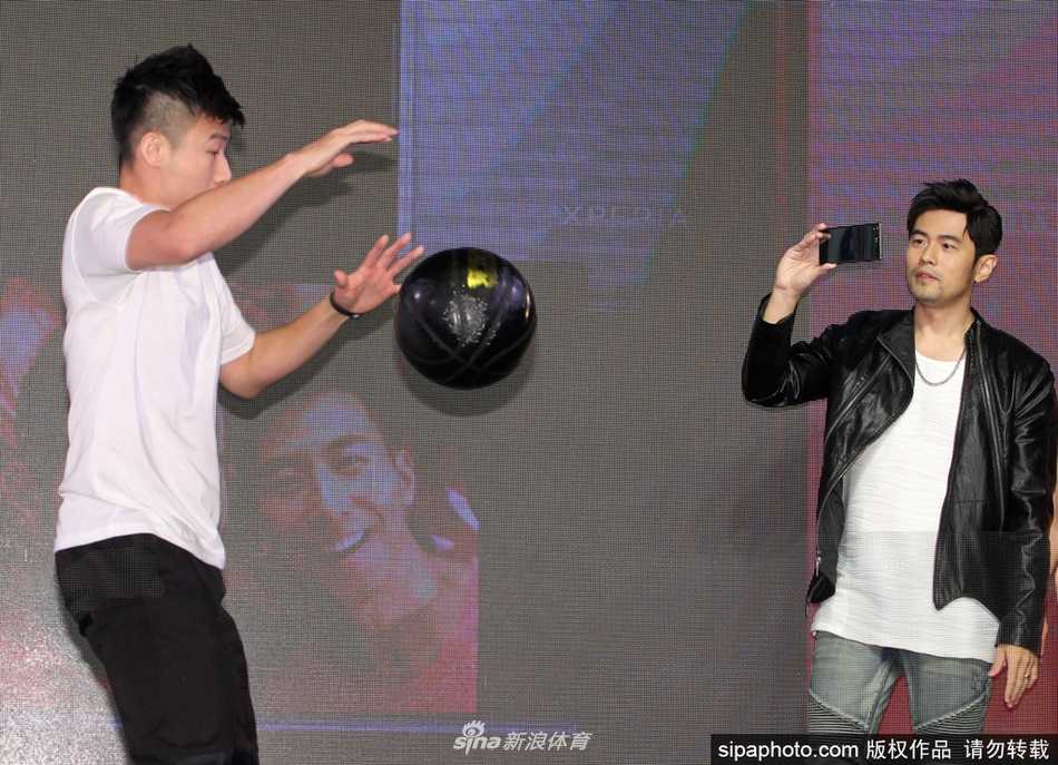 天王也调皮 周杰伦台北秀球技玩自拍 花式篮球点燃全场热情 活动现场,周杰伦将手机镜头对准自己和篮球,笑容灿烂,那份对生活和运动的热情溢于言表。
