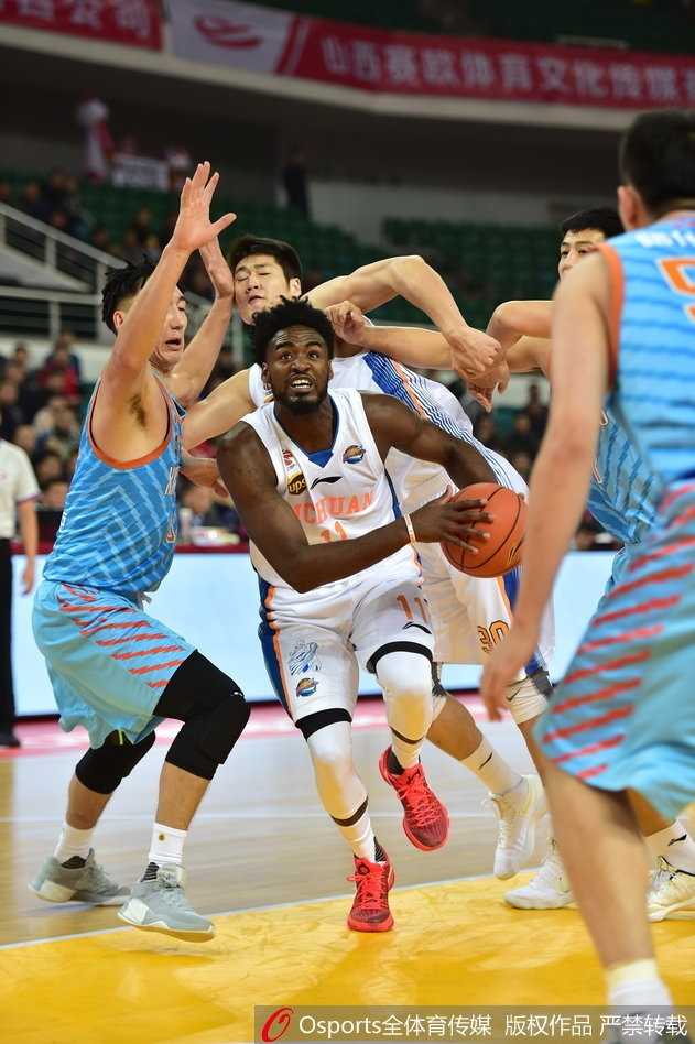 太原季前赛激战正酣,新疆飞虎破蜀蛰伏迎首胜 达柳斯·亚当斯如灵猫般穿梭于防线,指尖轻拨送出击地妙传,瞬间撕开对手防线