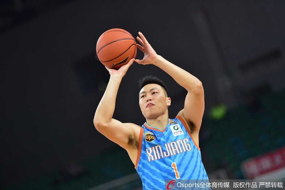 太原季前赛激战正酣,新疆飞虎破蜀蛰伏迎首胜 李根背身单打,犹如重型战车碾压防线,手腕轻抖将球稳稳送入篮筐