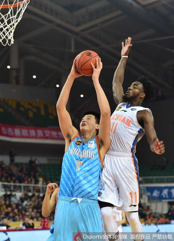 太原季前赛激战正酣,新疆飞虎破蜀蛰伏迎首胜 俞长栋旱地拔葱,长臂高扬送给对手一记擎天帽,捍卫了禁区的尊严