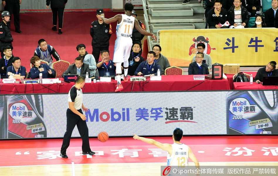 太原季前赛激战正酣,新疆飞虎破蜀蛰伏迎首胜 亚当斯面对严防毫无惧色,蝴蝶穿花步晃开角度,三分线外干拔出手,篮球应声入网