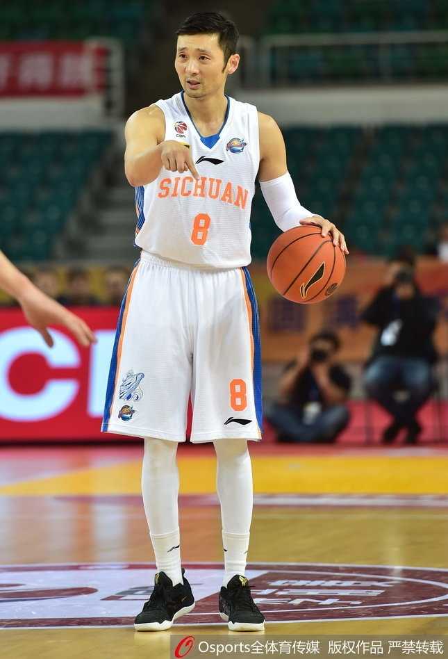 太原季前赛激战正酣,新疆飞虎破蜀蛰伏迎首胜 老将刘炜运球指挥交通,洞察场上瞬息万变,用经验掌控着进攻节奏
