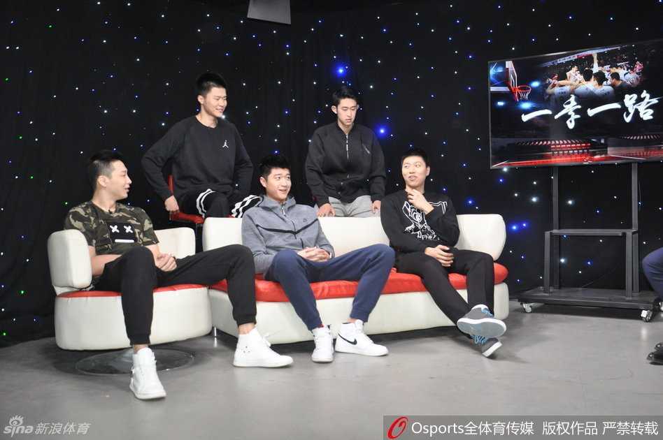 奇迹缔造者畅谈荆棘路:山东高速男篮的季后赛末班车 山东高速男篮队员李敬宇与刘冠岑等人坐在演播室的沙发上,神情轻松,李敬宇手中拿着手机,正在分享着什么趣事,仿佛还在回味那场惊心动魄的绝杀。