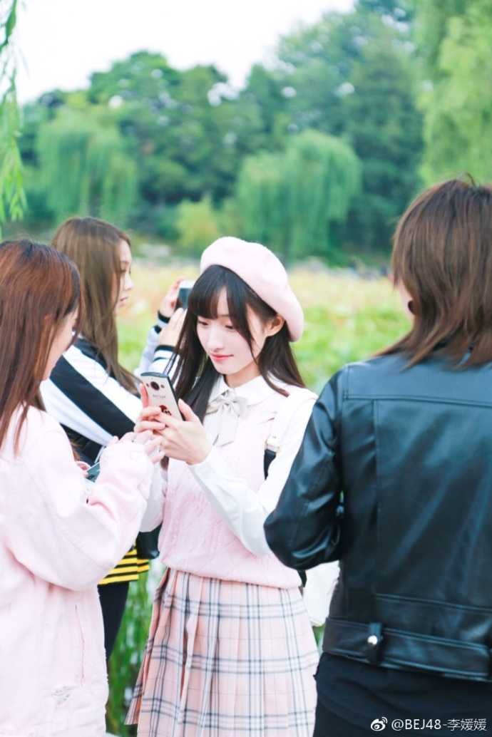 女团甜心助阵京城篮坛盛会 三人篮球巅峰战精彩纷呈 李媛媛双手比出可爱的爱心手势,用她特有的甜美方式向篮球运动员们传递支持与鼓励,暖心十足。