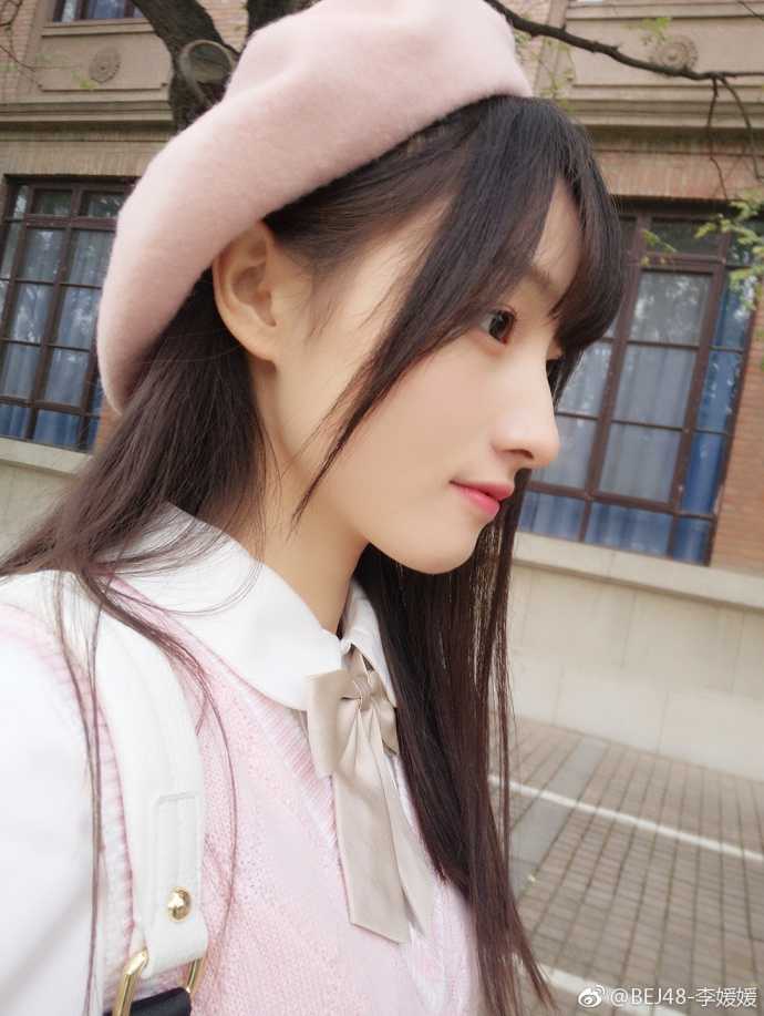 女团甜心助阵京城篮坛盛会 三人篮球巅峰战精彩纷呈 李媛媛在赛场边回眸一笑,青春的气息与篮球的激情在空气中碰撞,为这场体育盛宴增添了独特的魅力。