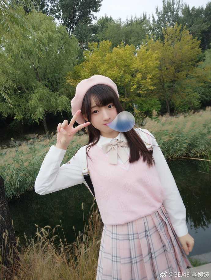 女团甜心助阵京城篮坛盛会 三人篮球巅峰战精彩纷呈 李媛媛站在球场中央,以甜美的微笑和优雅的姿态,向所有人发出邀约,共同见证这场篮球盛宴的精彩瞬间。