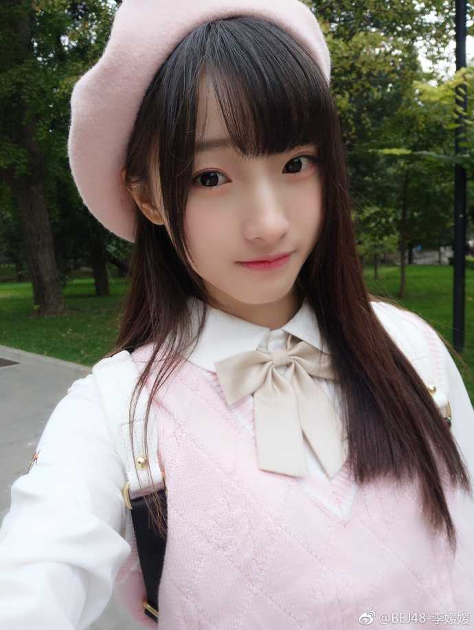 女团甜心助阵京城篮坛盛会 三人篮球巅峰战精彩纷呈 赛场边的李媛媛神情认真,被紧张激烈的比赛氛围深深吸引,正聚精会神地关注着场上的攻防转换。