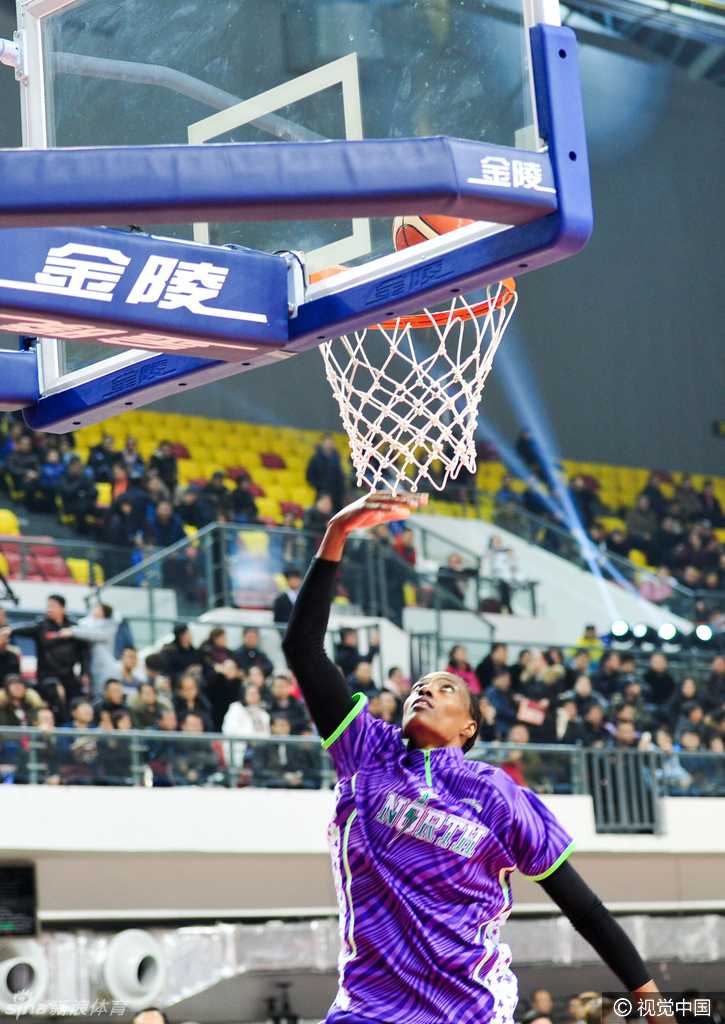 女科比闪耀大庆,北区明星队险胜夺魁 北区明星队后卫面对防守,轻盈跃起,在空中划出一道完美的弧线完成上篮。