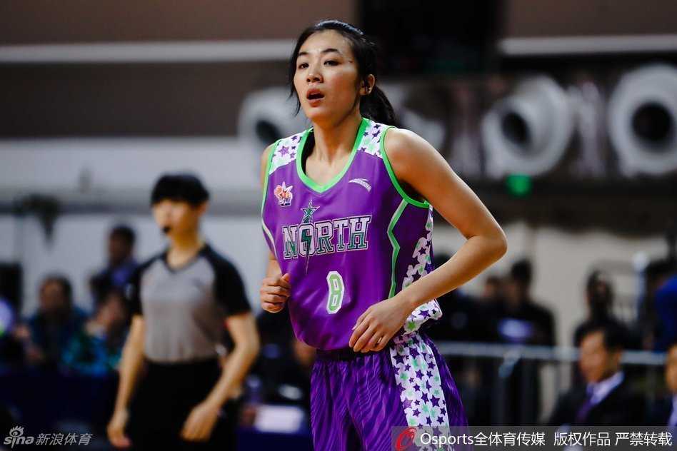 女科比闪耀大庆,北区明星队险胜夺魁 南区明星队首发五虎在赛前合影,她们神情轻松,眼神中透露出对比赛的期待。