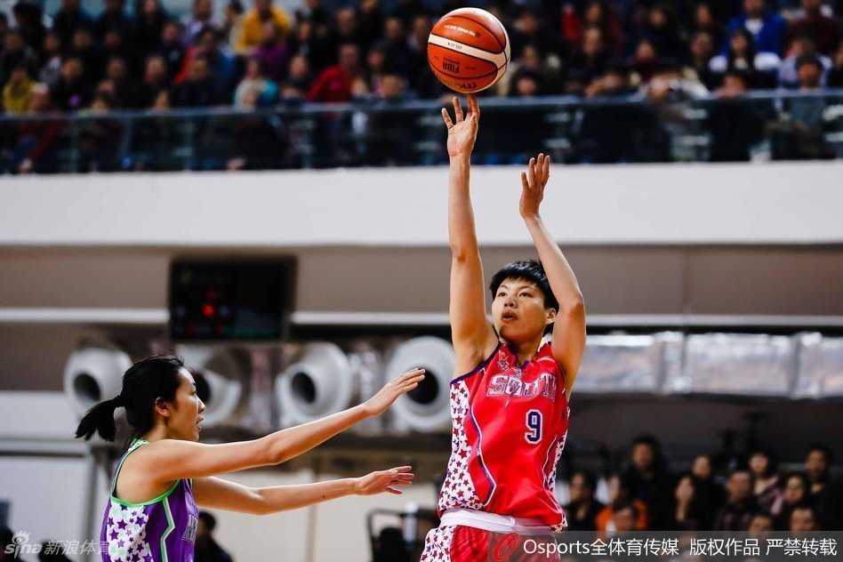 女科比闪耀大庆,北区明星队险胜夺魁 南区外援利用身体优势在禁区强硬背打,试图在多人包夹中寻找得分机会。