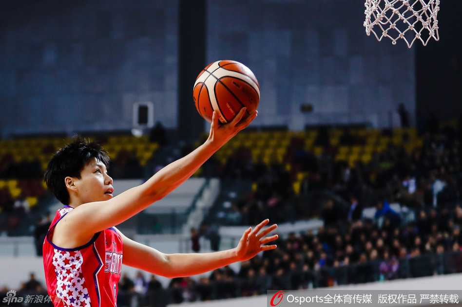 女科比闪耀大庆,北区明星队险胜夺魁 赛后,纪妍妍与队友们紧紧相拥,共同庆祝这场来之不易的胜利,喜悦之情溢于言表。