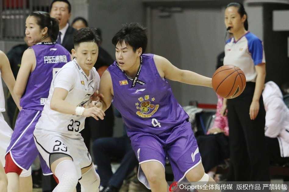 魔兽斯图尔特在三人围堵下依然自信出手，篮球划过一道完美弧线直坠网窝，对手的眼中满是无奈与绝望。