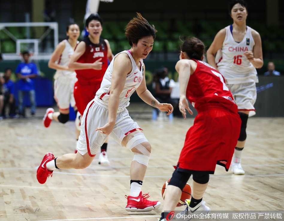 日本队核心球员藤冈麻菜美在比赛中送出了14次助攻，她正试图摆脱中国队的防守。