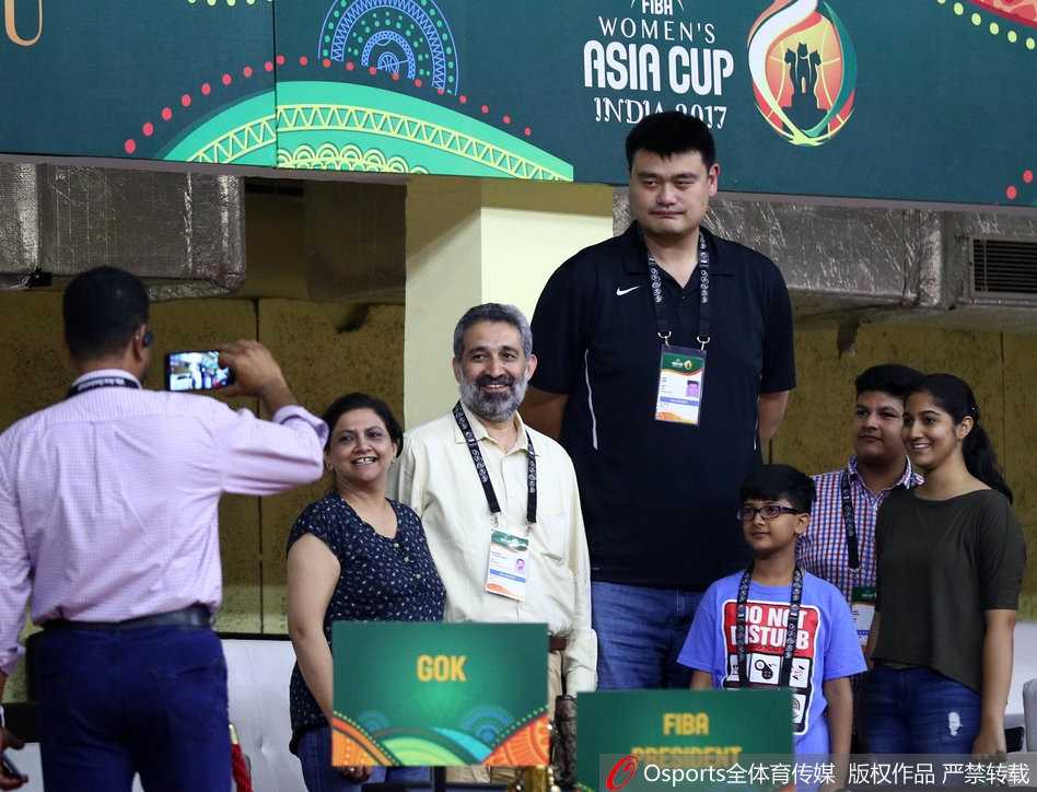 当女篮球员完成一次精彩的抢断快攻后，姚明情不自禁地鼓起掌来。他宽厚的巴掌轻轻拍动，脸上带着克制却又满意的微笑，仿佛在说：