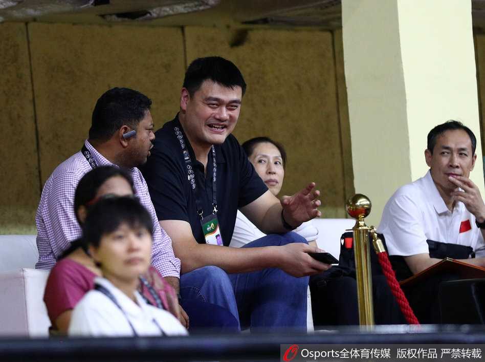 胜利的喜悦在姚明脸上化开，他笑得眼睛眯成了两道弯弯的月牙，腮帮高高鼓起，平日里沉稳内敛的篮协主席，此刻仿佛也成了球场上那个无忧无虑、尽情享受比赛的大男孩。