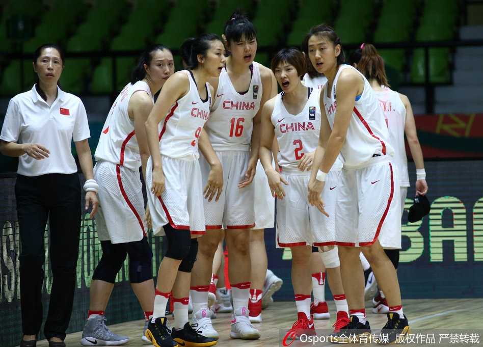 比赛结束后，中国女篮的姑娘们围成一圈，手叠在一起高声呐喊，眼中闪烁着的是对下一场胜利的坚定信念。