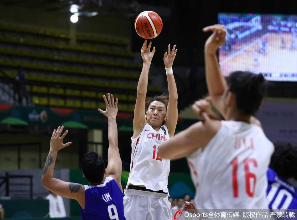 女篮亚洲杯狂胜菲律宾七十四分 铿锵玫瑰昂首挺进四强 中国女篮希望之星李月汝面对菲律宾球员的防守,用强壮的身体卡住位置,高高跃起完成篮下终结,眼神中透露出不可阻挡的气势。