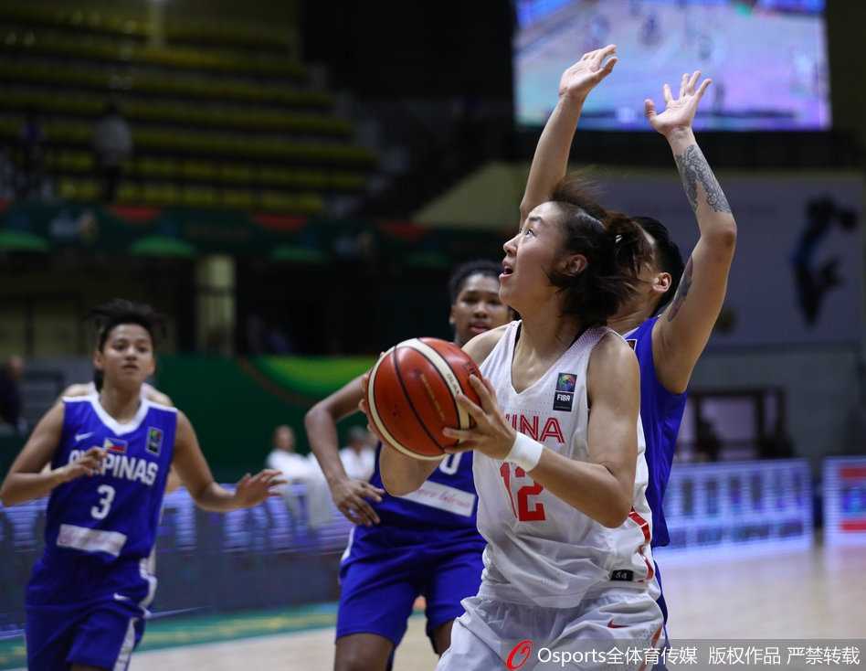 女篮亚洲杯狂胜菲律宾七十四分 铿锵玫瑰昂首挺进四强 队长邵婷犹如球场指挥官,面对扑防而来的菲律宾球员,她沉稳地护住球,目光如炬地观察着队友的跑位,随时准备撕开对手的防线送出致命一传。