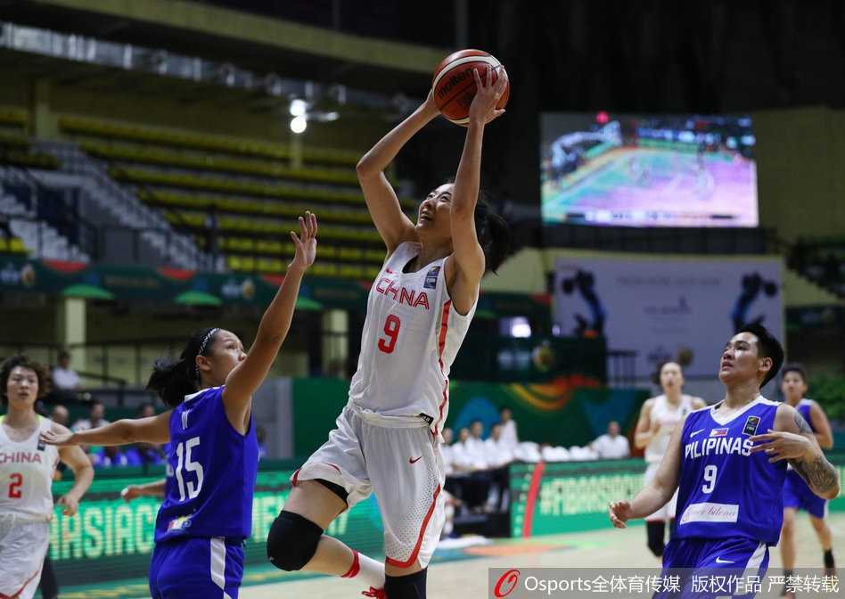 女篮亚洲杯狂胜菲律宾七十四分 铿锵玫瑰昂首挺进四强 中国女篮在半场展开铜墙铁壁般的紧逼防守,白队球员如潮水般涌向菲律宾队的持球人,压迫性的防守姿态让对手感受到窒息般的压力。