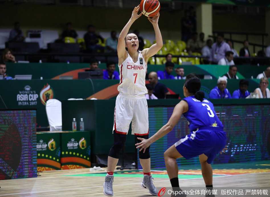 女篮亚洲杯狂胜菲律宾七十四分 铿锵玫瑰昂首挺进四强 篮下的李月汝如同擎天柱一般稳稳接住传球,她利用身高优势将球高高举起,菲律宾队的防守球员只能望球兴叹,这一刻她是禁区内无可撼动的霸主。