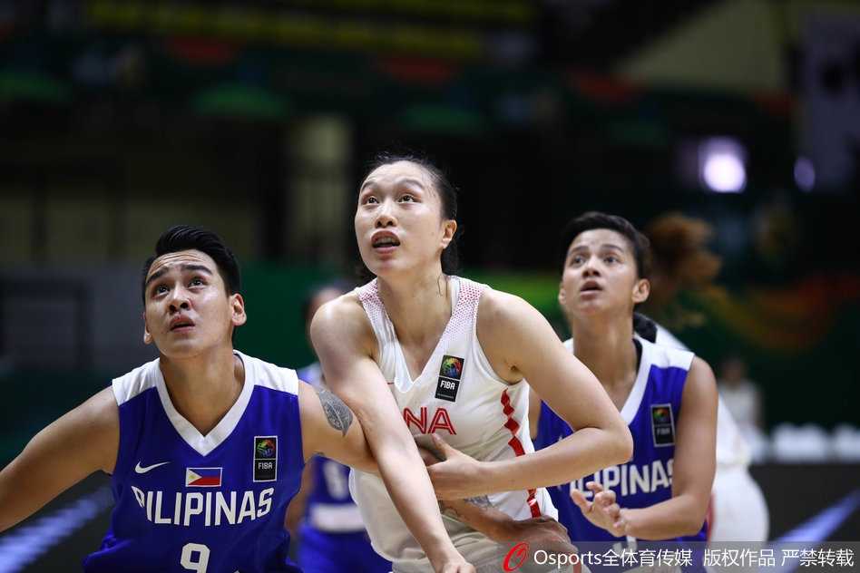 女篮亚洲杯狂胜菲律宾七十四分 铿锵玫瑰昂首挺进四强 李梦如同一把尖刀持球强行突破,她压低重心加速过掉防守球员,飞扬的衣角与坚定的眼神定格了这一刻她不可阻挡的进攻决心。