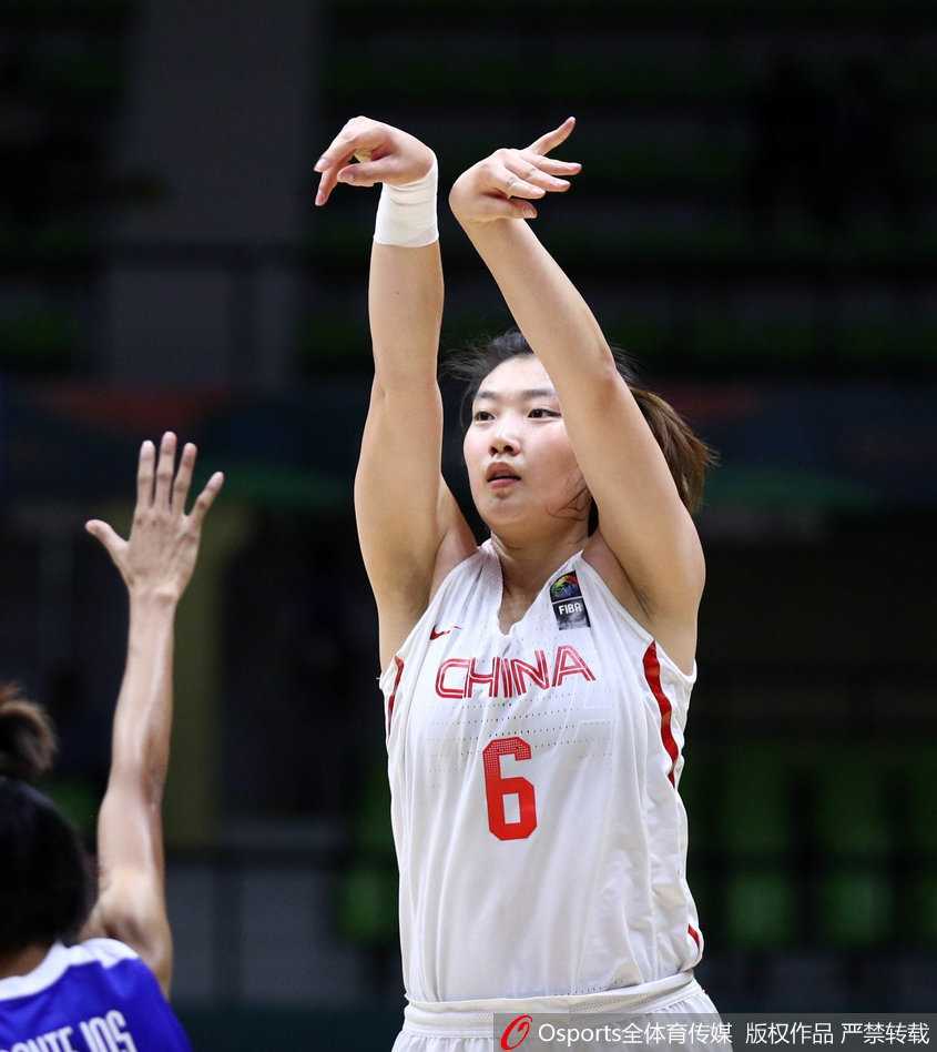 女篮亚洲杯狂胜菲律宾七十四分 铿锵玫瑰昂首挺进四强 看台上的姚明露出了欣慰而灿烂的笑容,他的双手轻轻鼓掌,目光中满是对这些后辈们的赞许与对中国女篮未来的无限憧憬。