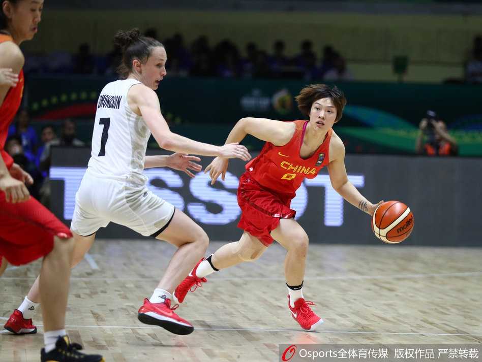 女篮亚洲杯班加罗尔揭幕中国玫瑰首战即绽放二十九分大胜新西兰 李月汝在禁区卡位要球,凭借身高优势完全压制对手,篮下一柱擎天的统治力尽显。