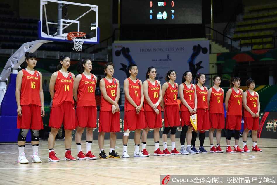 女篮亚洲杯班加罗尔揭幕中国玫瑰首战即绽放二十九分大胜新西兰 沈怡运球推进时冷静观察队友跑位,对手的贴身紧逼也无法打乱她组织进攻的节奏。