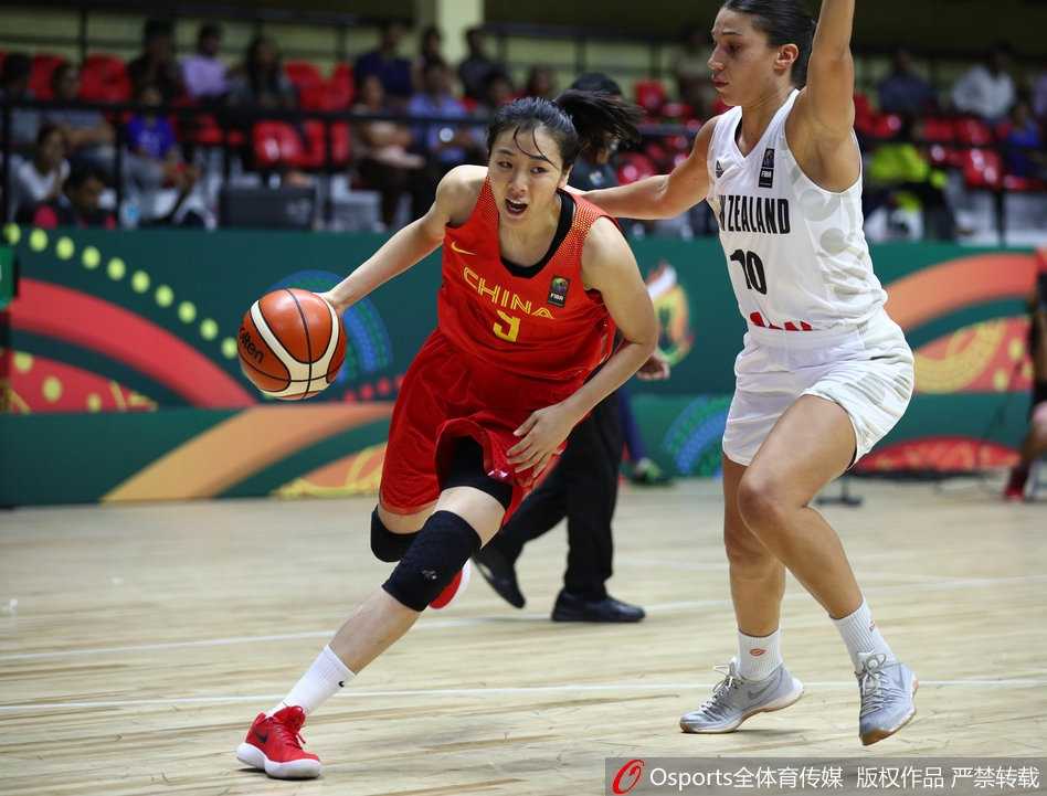女篮亚洲杯班加罗尔揭幕中国玫瑰首战即绽放二十九分大胜新西兰 中国队首发五虎神情专注,目光如炬地望向球场中央,大战一触即发的紧张感在空气中弥漫。
