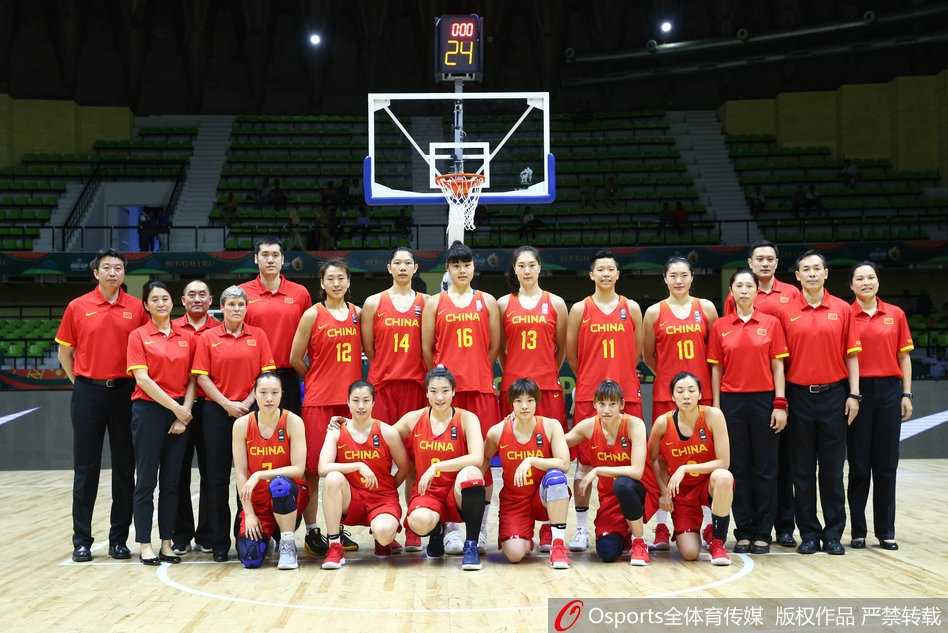 女篮亚洲杯班加罗尔揭幕中国玫瑰首战即绽放二十九分大胜新西兰 李梦在人群中高高跃起上篮,对手的拉拽也无法阻挡她将球送入篮筐的决心,彰显绝对实力。