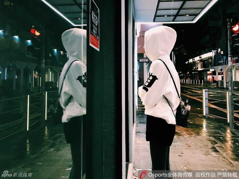 许诺在训练间隙轻松展示腿部柔韧性，专注的神情与舒展的动作，无声地诠释着一名专业运动员刻入骨髓的身体记忆。