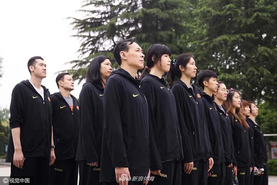 走出纪念馆，女篮队员们沐浴在阳光下，她们的表情由凝重转为坚定，仿佛从历史的洗礼中汲取了无穷的力量，步伐更加自信地迈向训练场。