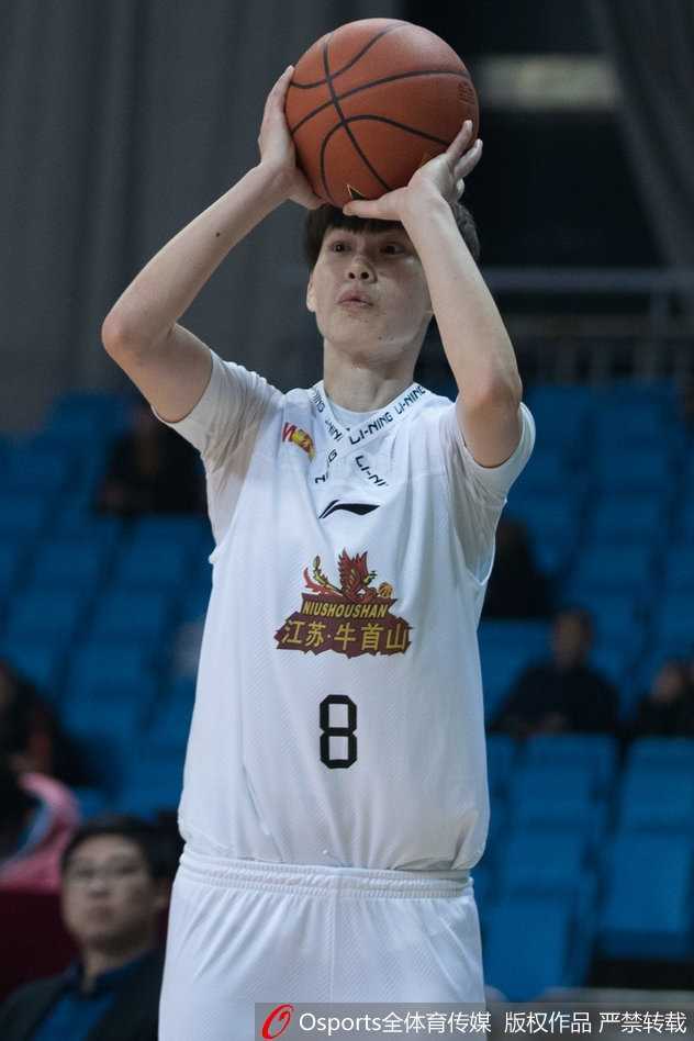 沈部队贾秋娇在边线遭遇严防，她俯身护球，双眼如炬，像猎豹一般寻找着传球或突破的瞬间良机。