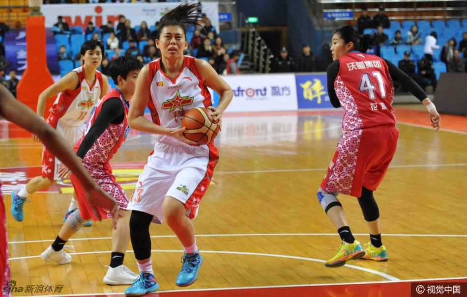 八一队魂瞬间点燃全场，持球核心如利刃般划开防线，以一往无前的气势向篮下发起强力冲击