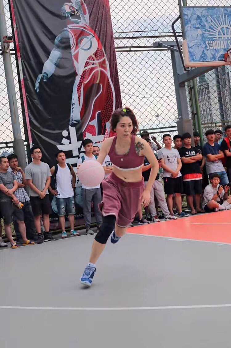 女篮颜值巅峰对决:全国女神队胜出,赛场绽放联名风采 特写镜头下,一位女神队队员的球衣在阳光下泛着细腻的光泽,Pigalle联名款特有的剪裁勾勒出她矫健的身姿,专注运球的侧脸显得格外动人。