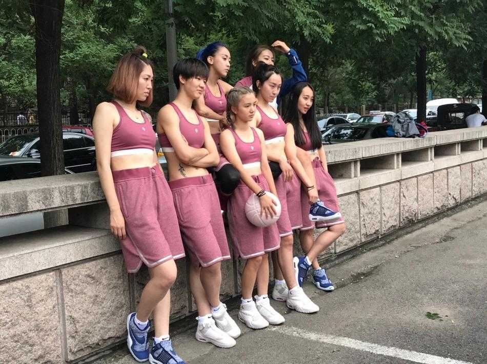 女篮颜值巅峰对决:全国女神队胜出,赛场绽放联名风采 一位队员在人群中回头,眼神清澈而坚定,她身上Pigalle联名款独特的色彩拼接设计格外抢眼,背景是模糊的观众看台,仿佛整个世界都在为她定格。