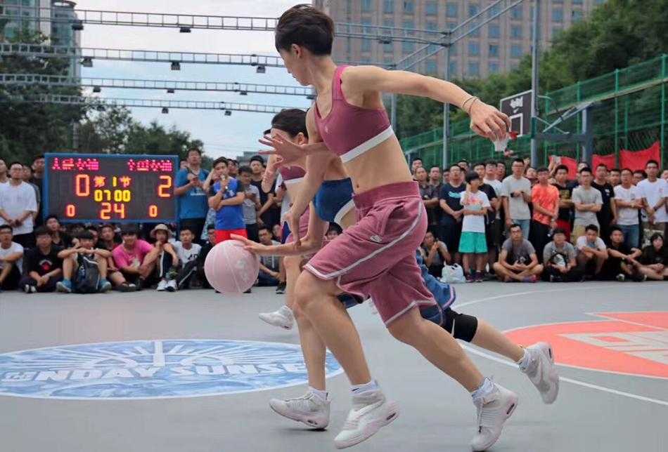 女篮颜值巅峰对决:全国女神队胜出,赛场绽放联名风采 突破瞬间!一名队员如离弦之箭般杀入内线,长发在空中飘舞,她手上的篮球与身上的NikeLab联名队服在对抗中构成一幅力与美的画卷。