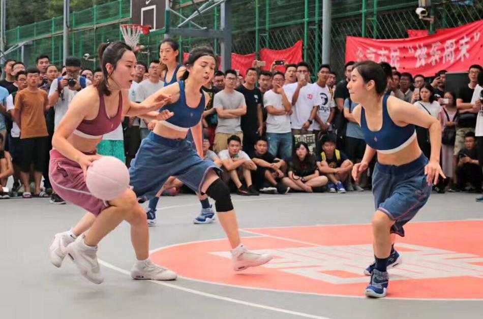 女篮颜值巅峰对决:全国女神队胜出,赛场绽放联名风采 赛后,获胜的全国女神队队员们聚在一起庆祝,她们的笑容比阳光还要灿烂,身上的联名款球衣因为汗水而显得更加鲜活,记录下这荣耀的一刻。