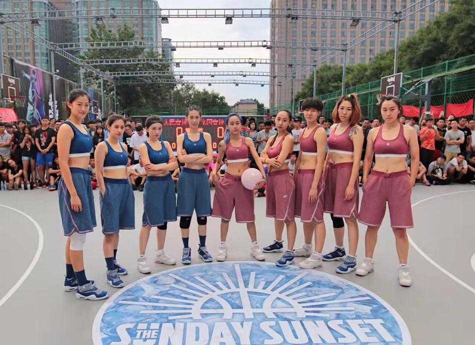 女篮颜值巅峰对决:全国女神队胜出,赛场绽放联名风采 阳光洒在赛场上,全国女神队的队员们围在一起,眼神坚定又充满笑意,击掌鼓劲的瞬间充满了青春的力量与默契。