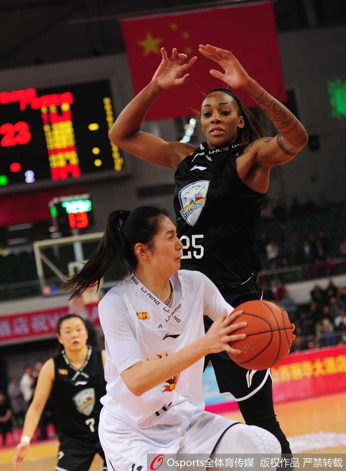 女篮风暴!山西主场加时力克广东,琼斯神级数据点燃红灯笼 比赛结束后,山西女篮姑娘们紧紧拥抱在一起,汗水与笑容交织,庆祝这场来之不易的加时胜利。