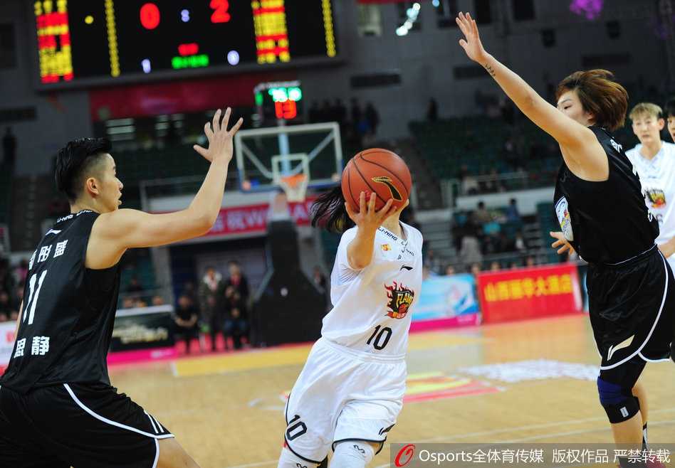 女篮风暴!山西主场加时力克广东,琼斯神级数据点燃红灯笼 加时赛关键时刻,山西队老将文祺冷静罚球,篮球在空中划出完美弧线,她的沉着冷静为球队锁定了胜局。