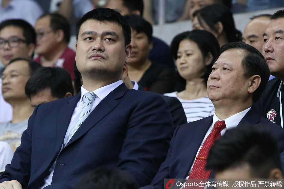 陈海涛代林叔领奖，姚明双手递过荣誉，身后的大屏幕记录着宏远王朝的峥嵘岁月与名宿祝福。