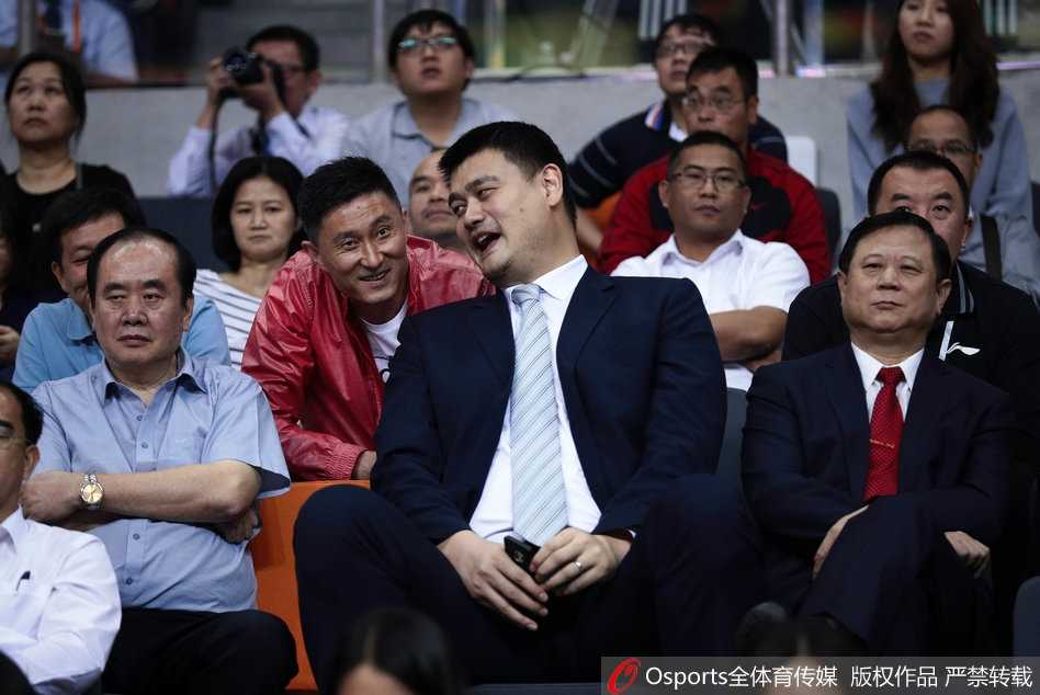 状元郎持球突破，陈盈骏面对宏远防线毫不畏惧，用灵巧的步伐和果敢的投篮证明自己绝非水货。