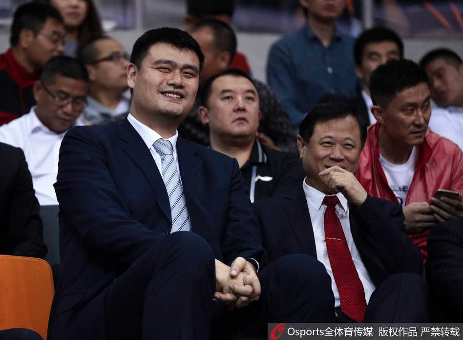 新星之间的惺惺相惜，陈盈骏与赵睿赛后拥抱致意，两位年轻后卫的出色发挥代表着中国篮球的未来。