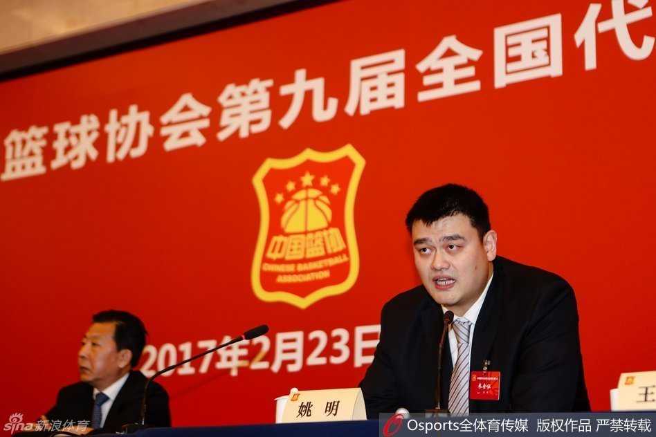 面对台下众多媒体记者，姚明在新闻发布会现场侃侃而谈，他用手势强调着自己的观点，表情既从容又充满力量，展现出作为领导者的大气与担当。