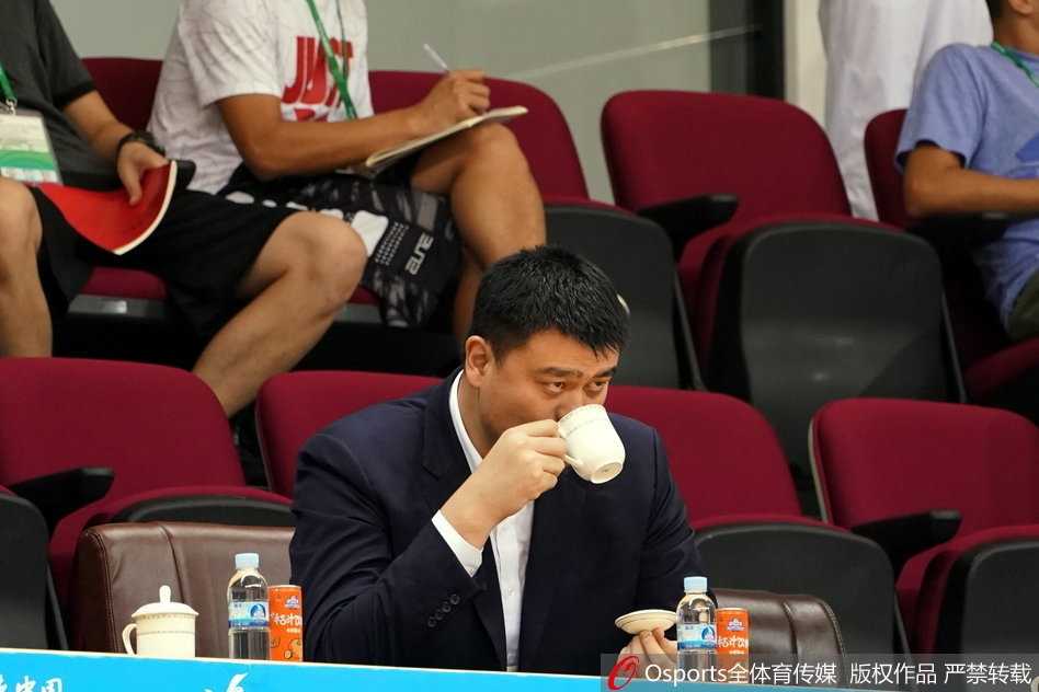 看到辽宁队夺冠，姚明在台下露出欣慰的笑容，那笑容里满是对后辈的肯定和对中国篮球未来的憧憬，温暖而真挚，胜过千言万语。