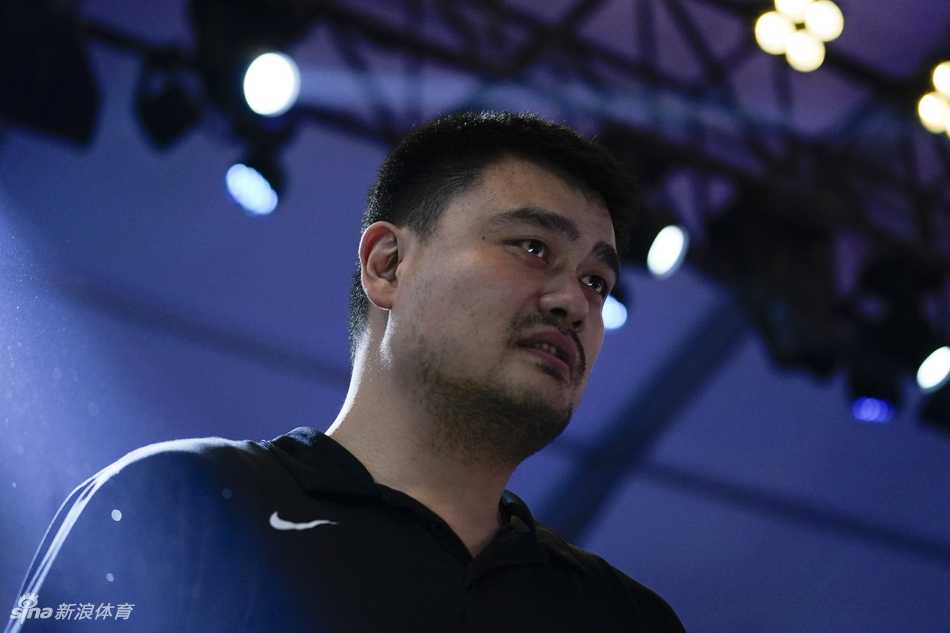 姚明在启动仪式上发言，目光坚定地看向远方，身后是联赛的巨大背景板，他手中握着话筒，仿佛正在向所有草根球员宣告一个属于他们的时代已经来临。