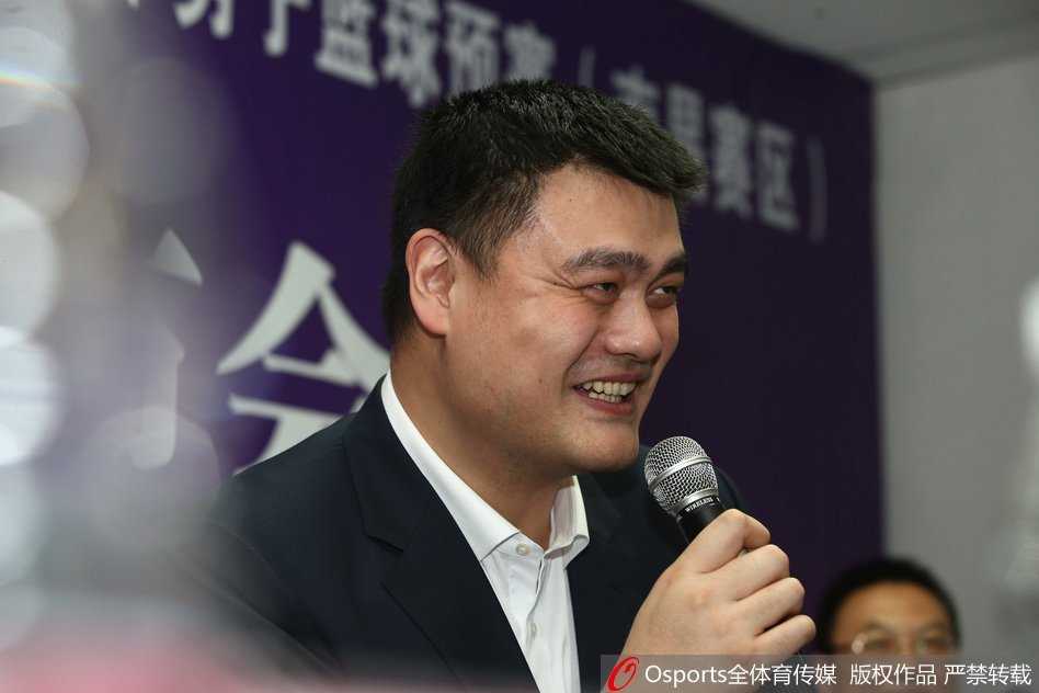 新任篮协主席姚明西装革履现身南昌发布会现场，面对众多镜头神情专注而严肃，他的身后是第十三届全运会的官方背景板，预示着中国篮球新时代的开启。