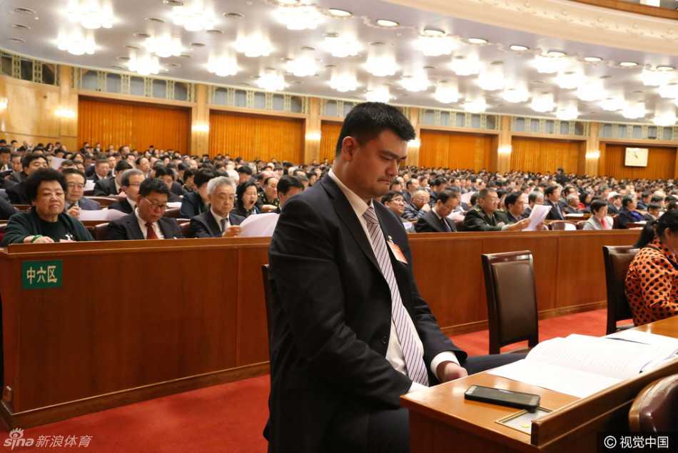 姚明履职最后一年的政协建言:体育强国梦不止于金牌 在人民大会堂内的休息区,姚明微微低头认真阅读手里的会议文件,巨大的身高差让他身边的普通工作人员显得十分娇小,画面充满反差萌。